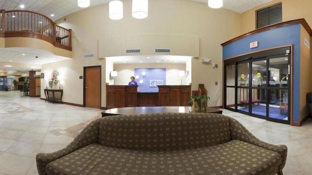 Holiday Inn Express & Suites SUFFOLK by IHG 2