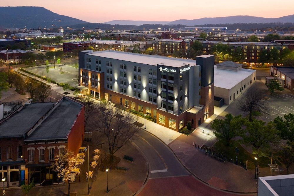 La Quinta Inn & Suites by Wyndham Chattanooga Downtown/South 1