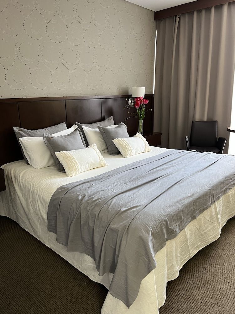 Ian Hotel 1