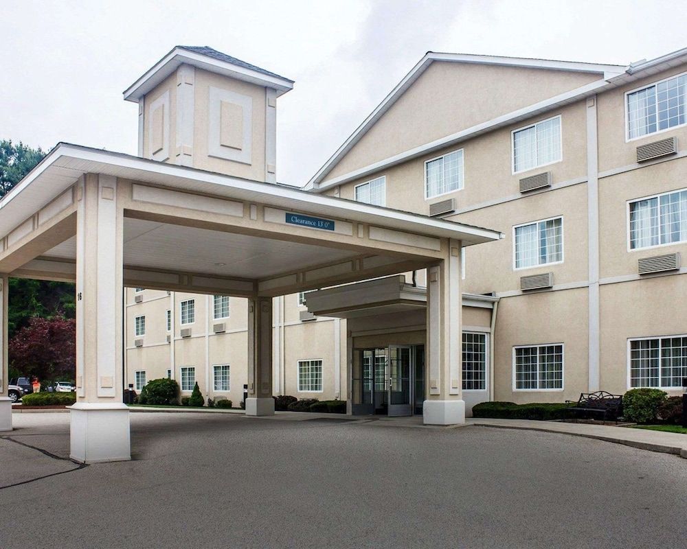 Comfort Inn & Suites 1