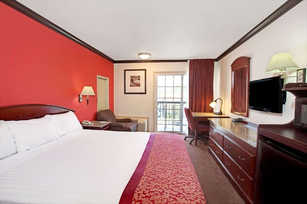 Ramada by Wyndham Pasadena 2