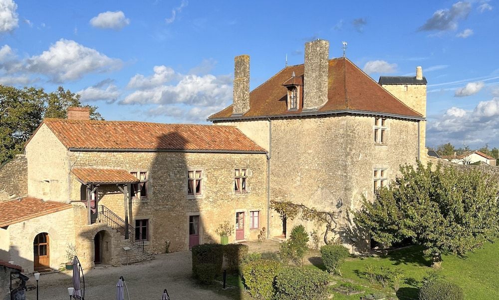 Le Vieux Chateau 1