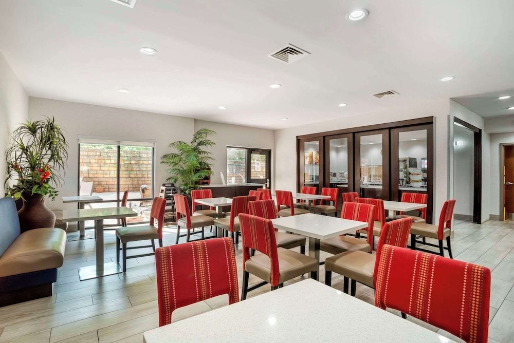 Comfort Suites At WestGate Mall 1