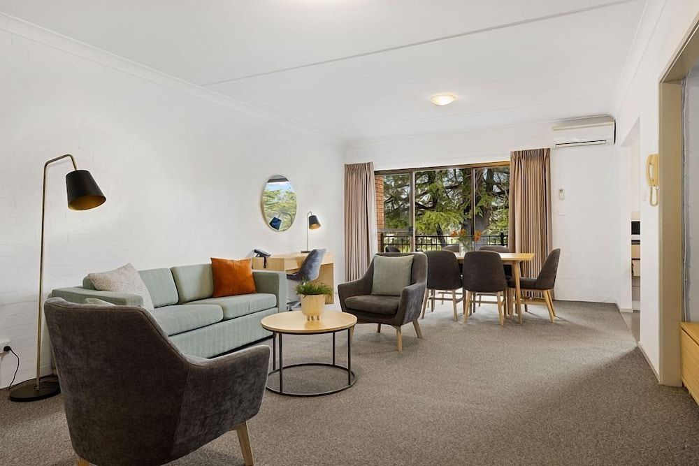 Oxley Court Serviced Apartments 1