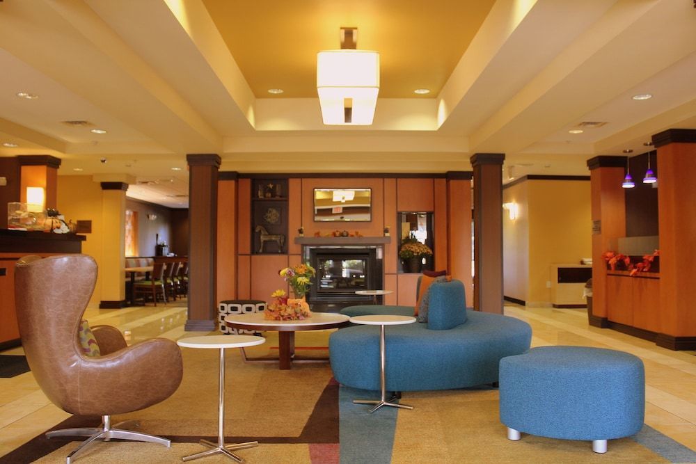 Fairfield Inn and Suites by Marriott Seymour 2