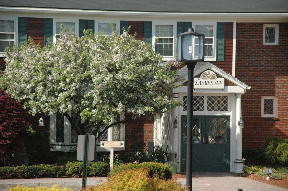 Lamies Inn & The Old Salt Tavern 1