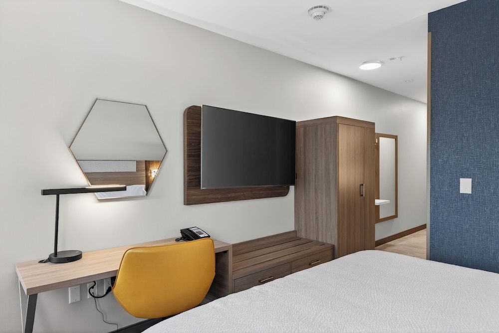 Holiday Inn Express & Suites Chicago West - Oak Park by IHG 2