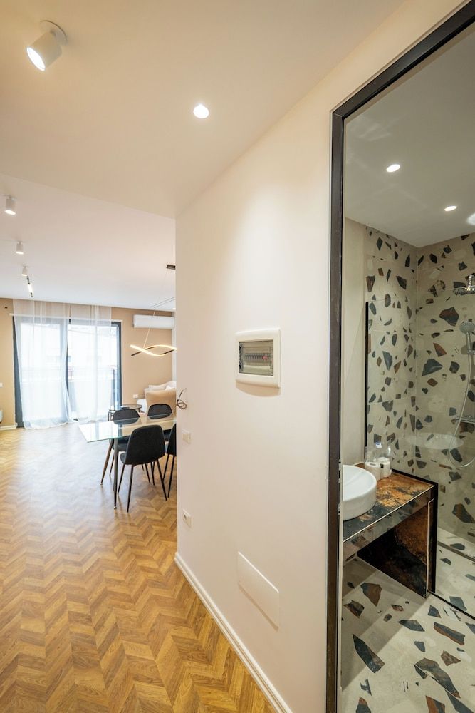 Tirent Apartment-Modern 1-Bedroom Stay Near Liqeni i Thatë 2
