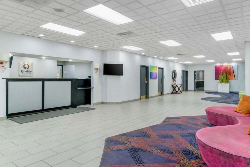 Quality Inn & Suites Livonia - Detroit 2