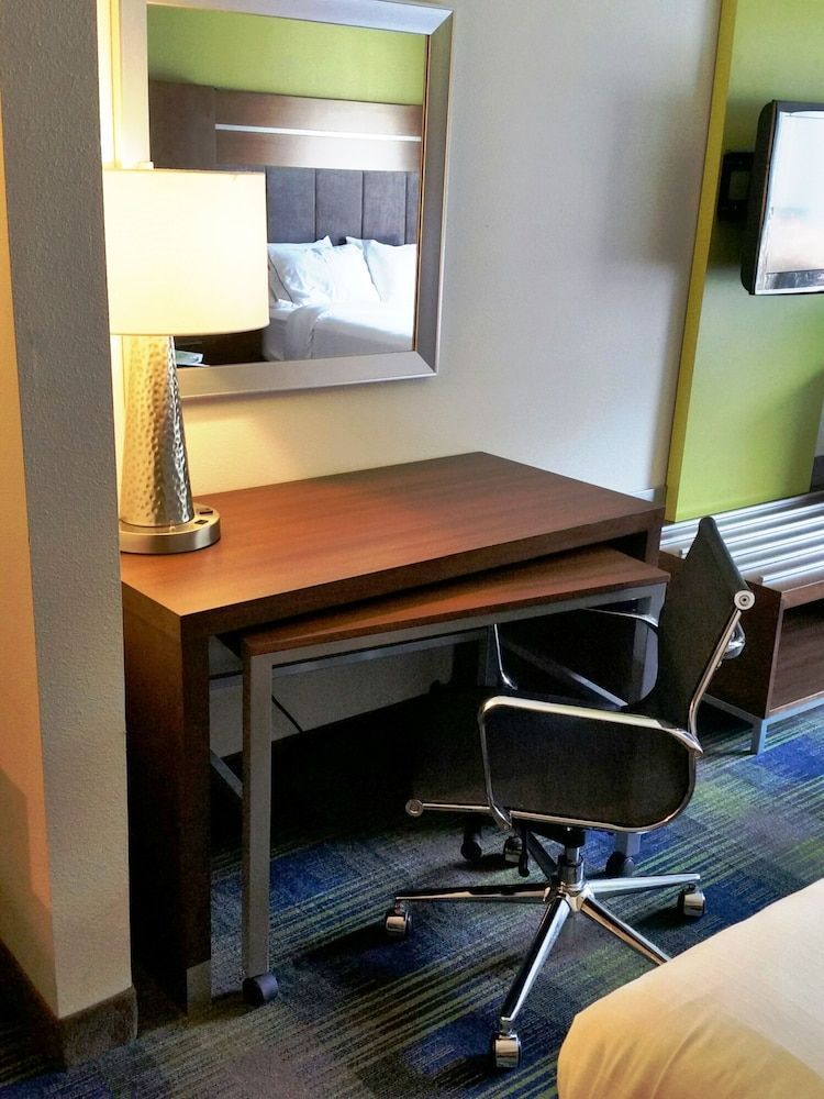 Holiday Inn Express & Suites CLIFTON PARK by IHG 2