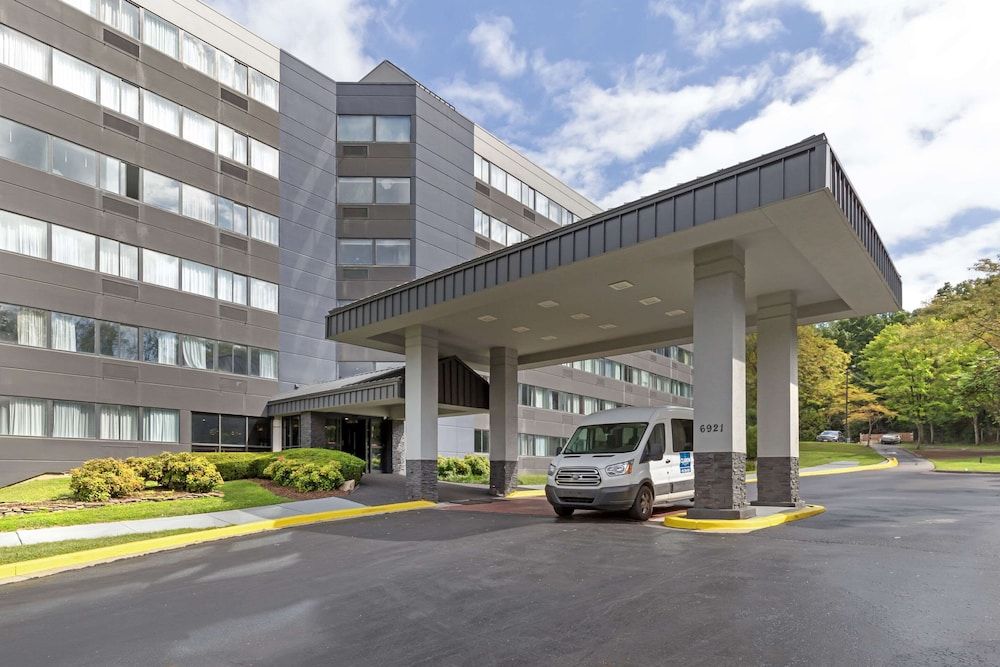 Clarion Hotel & Suites BWI Airport North 1