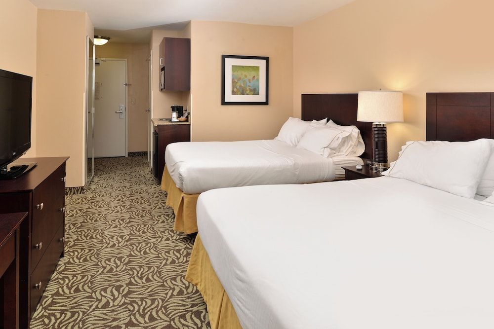 Holiday Inn Express & Suites FRESNO (RIVER PARK) HWY 41 by IHG 2