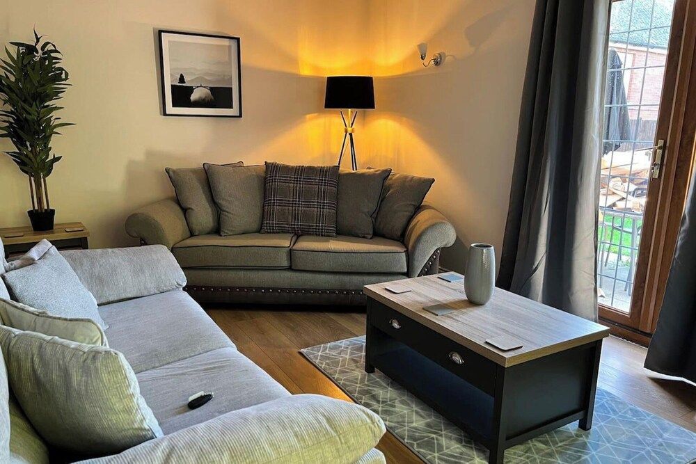 2-bed House - Sleeps 6 - Garden, Parking, Wifi 1