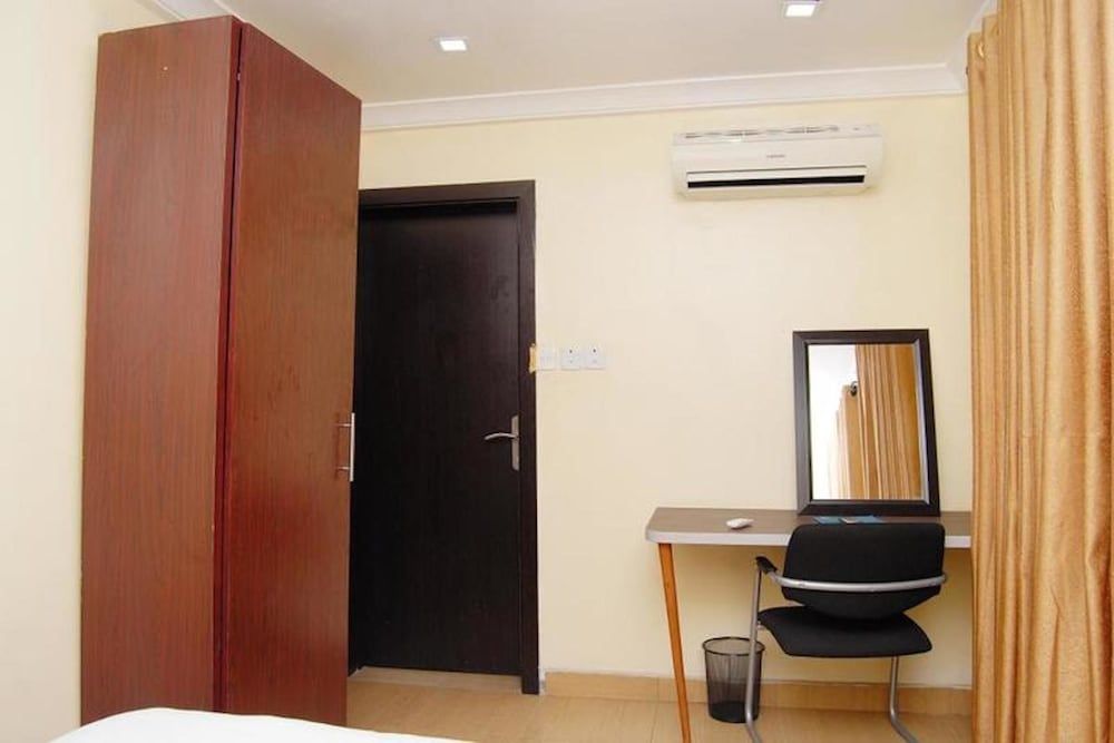 West 11 Luxury 2