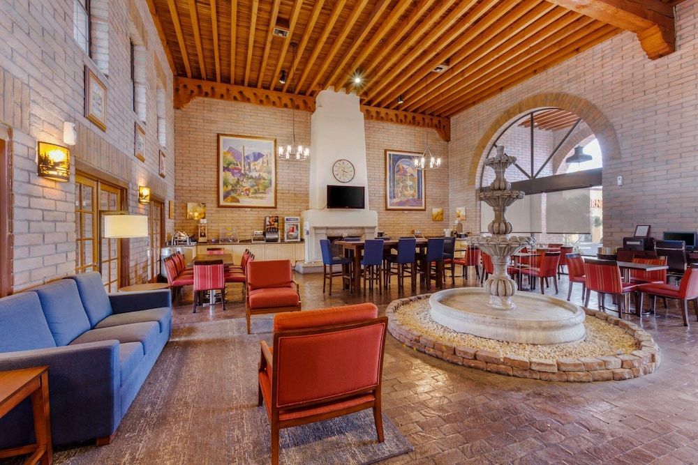 Comfort Suites Tucson near Sabino Canyon 2