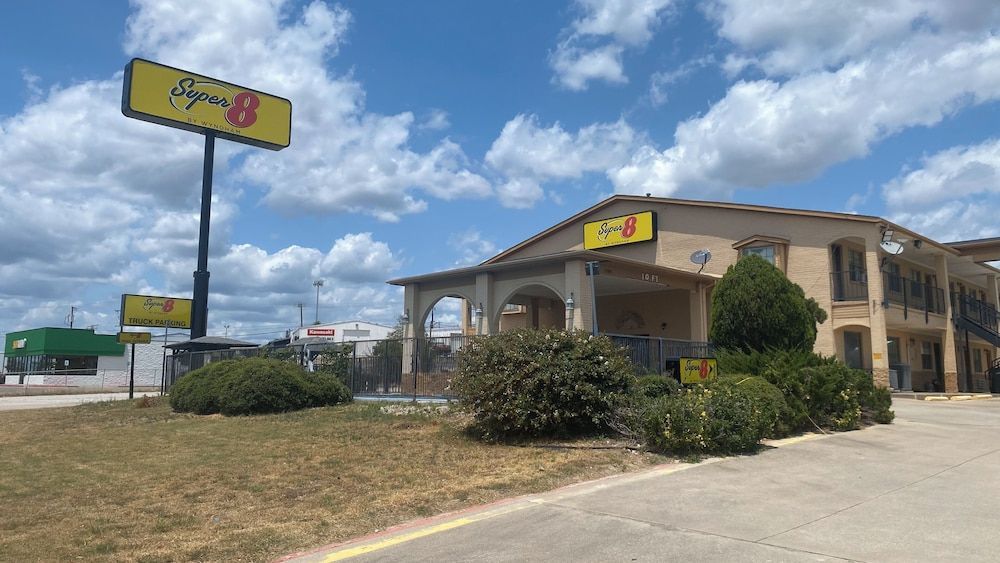 Super 8 by Wyndham Decatur Texas 1