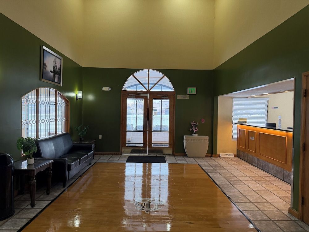 Lafayette Inn & Suites 2