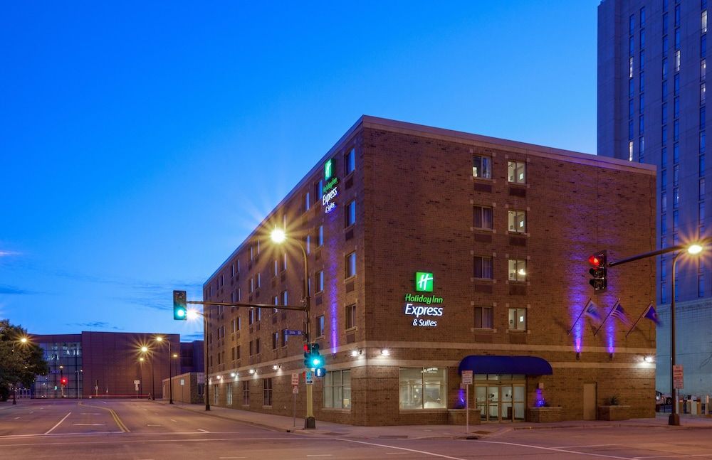 Holiday Inn Express & Suites MINNEAPOLIS-DWTN (CONV CTR) by IHG 1