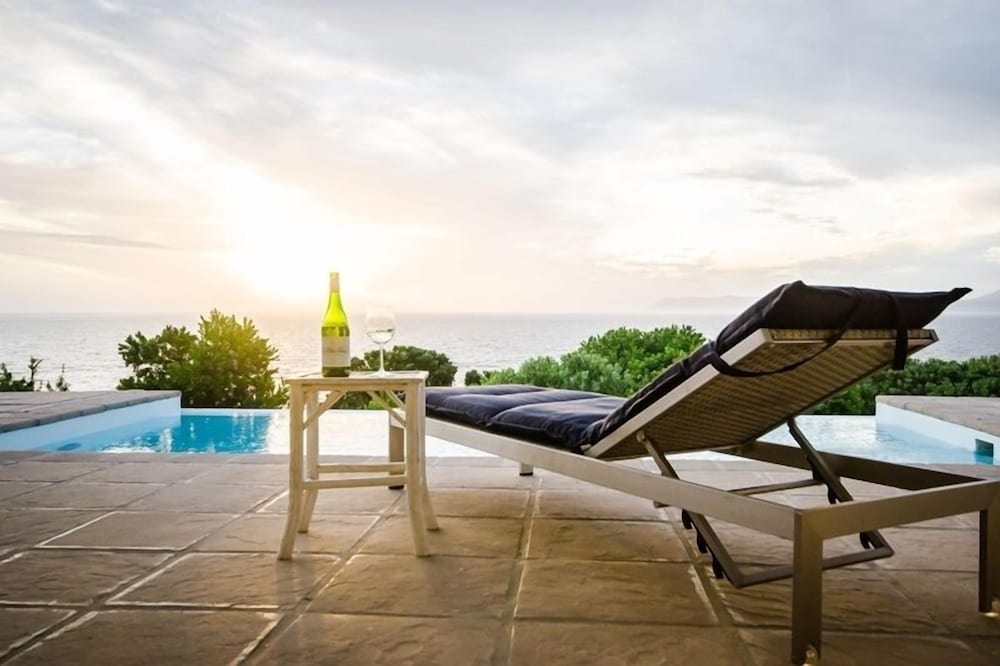La Petite Baleine Oceanfront Villa 1