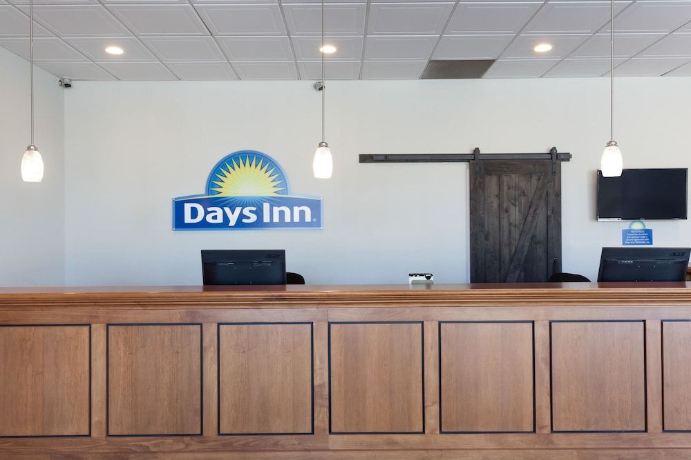 Days Inn & Suites by Wyndham Lancaster Amish Country 2