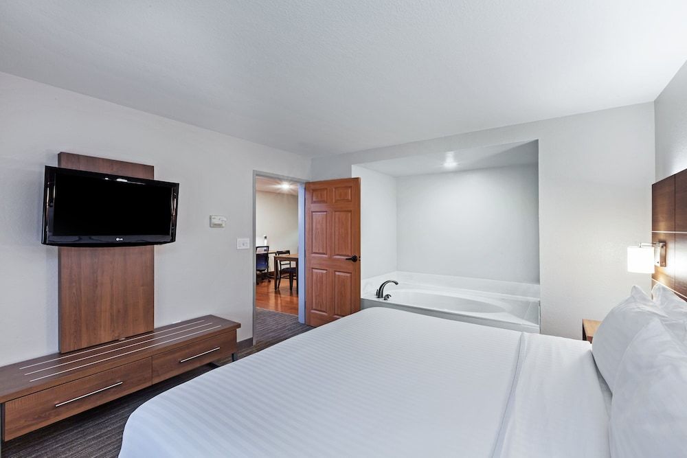 Holiday Inn Express & Suites TULSA S BROKEN ARROW HWY 51 by IHG 2