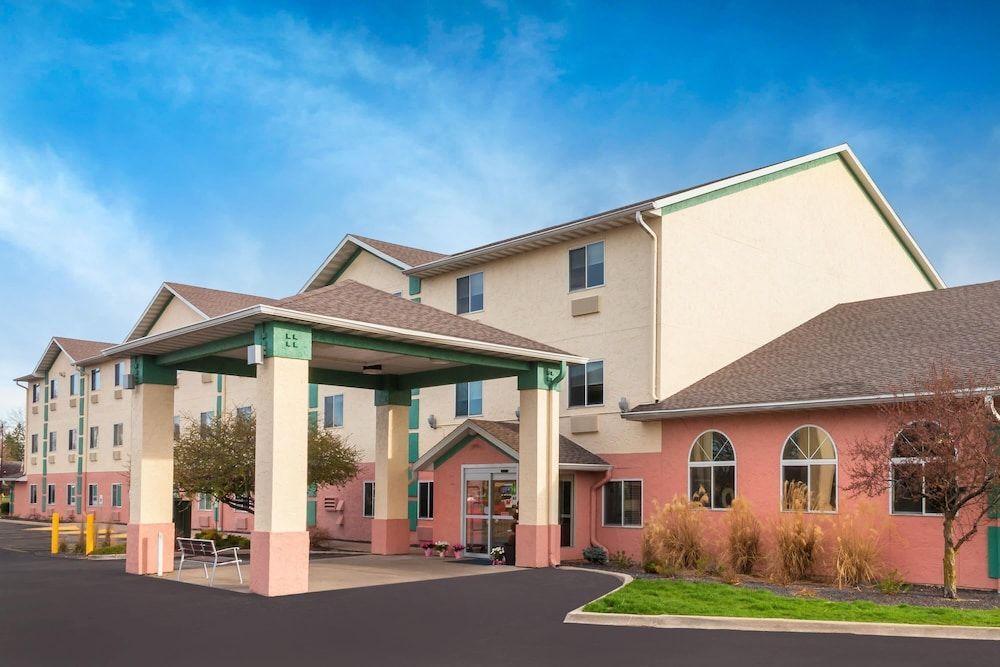 Galesburg Inn and Suites 1