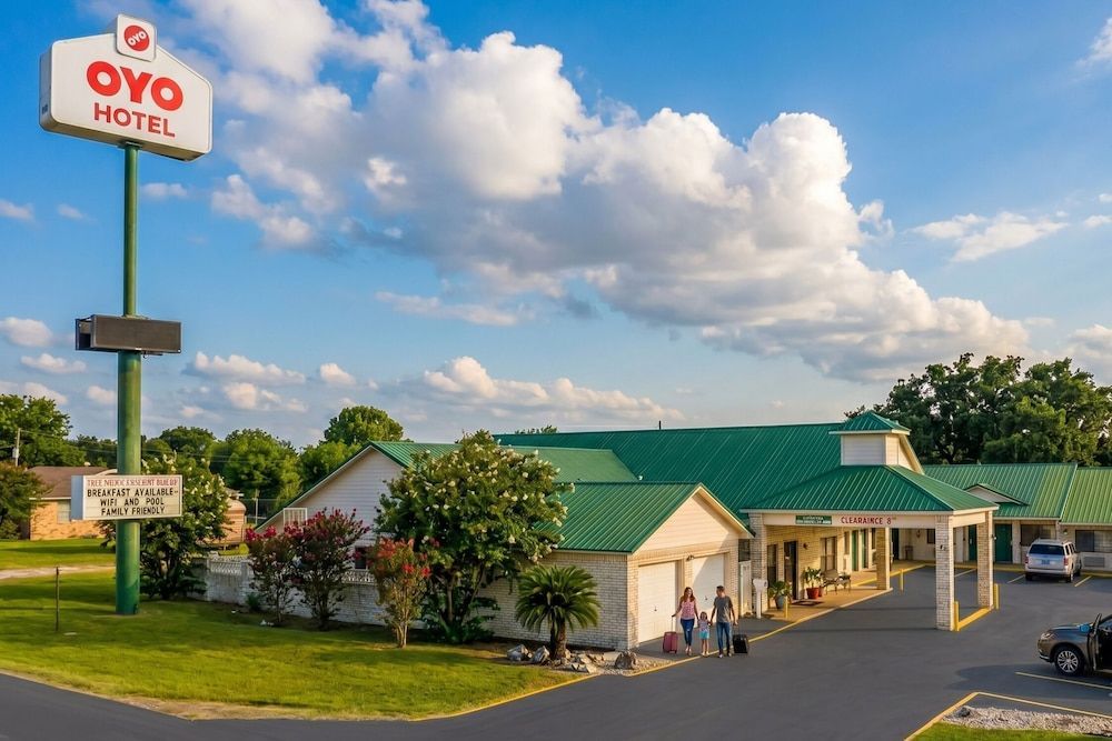 OYO Hotel Yoakum West 1