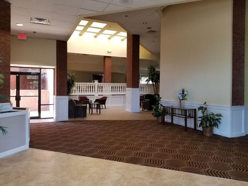 Days Inn & Suites by Wyndham Tallahassee Conf Center I-10 2