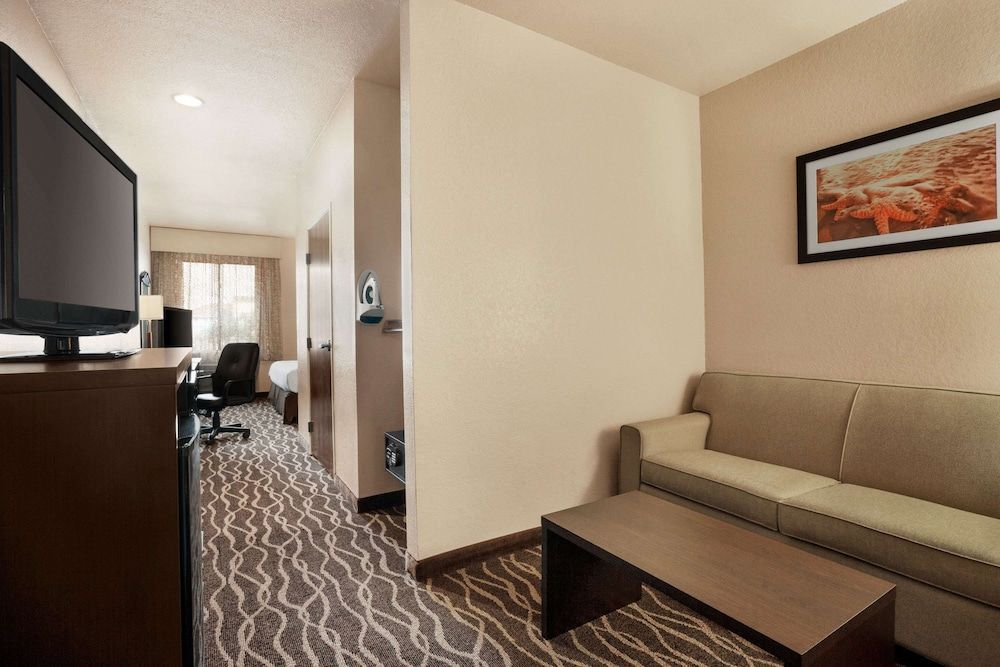 Baymont by Wyndham Clute Lake Jackson 2