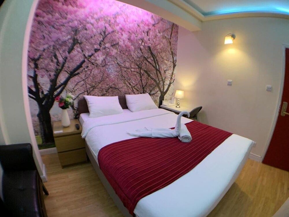 Barking Hotel 2