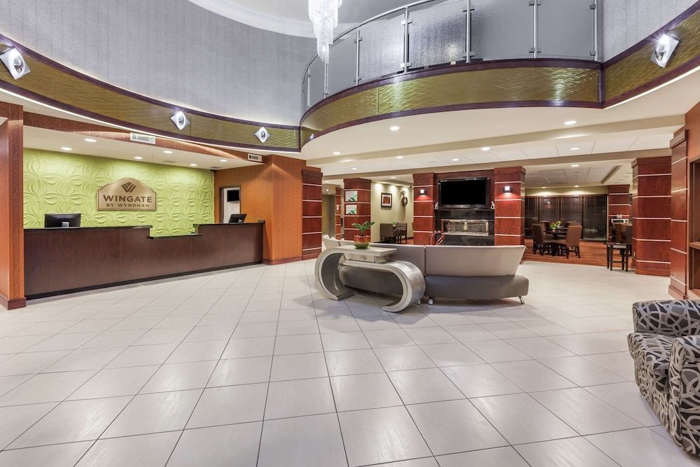 La Quinta Inn & Suites by Wyndham Tulsa Midtown 2