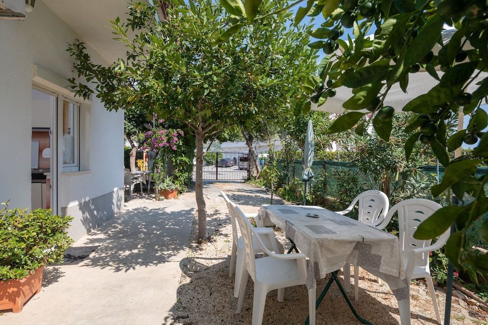 Apartments near beach Babic 1
