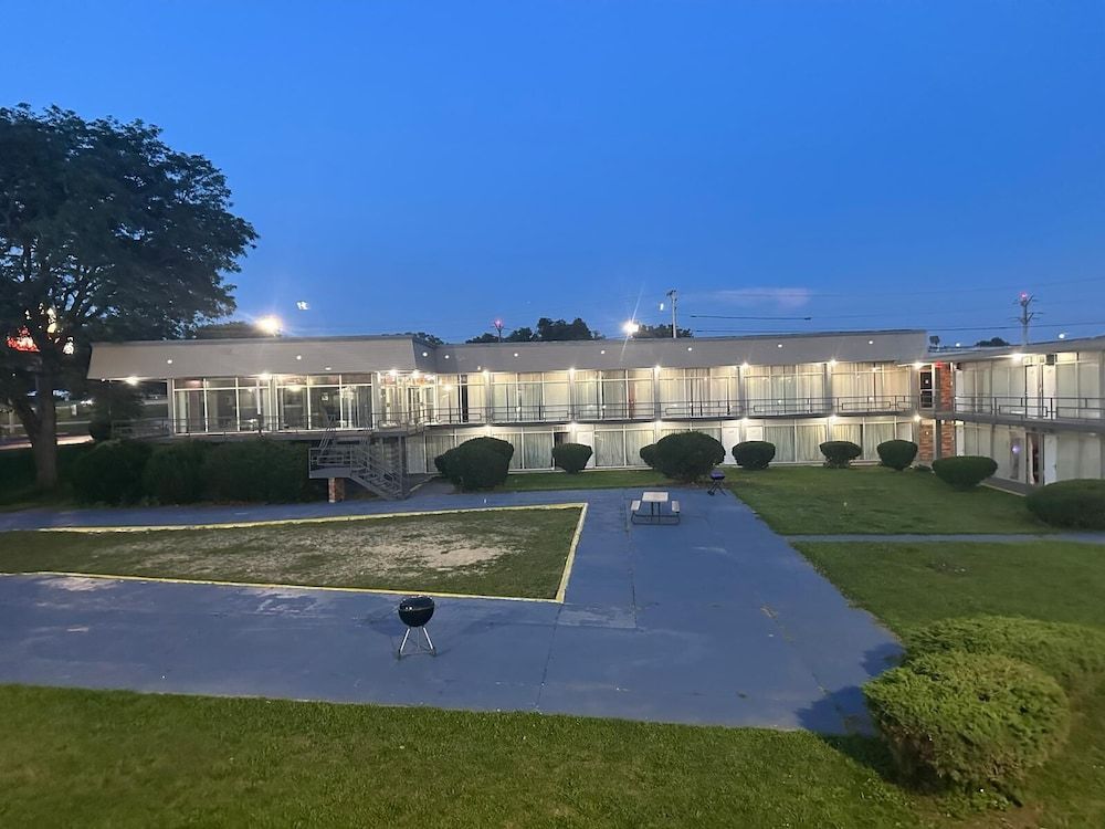 Americas Best Value Inn Rockford 1