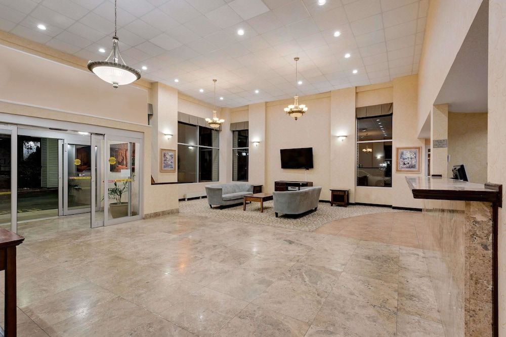 Ramada by Wyndham Cleveland Airport West 2