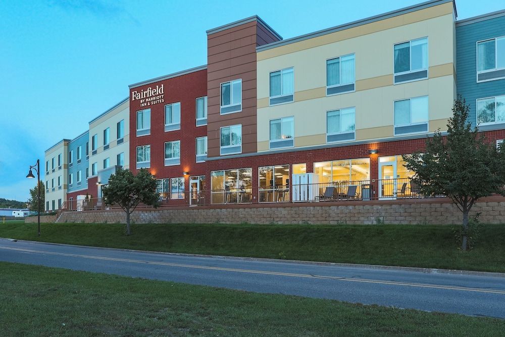 Fairfield Inn & Suites Marquette 1