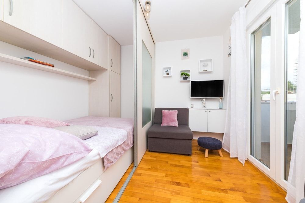 Spacious studio with balcony, close to the Znjan beach 2