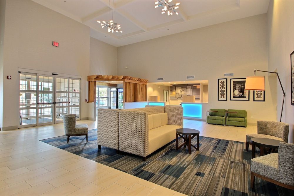 Holiday Inn Express & Suites MILWAUKEE AIRPORT by IHG 2