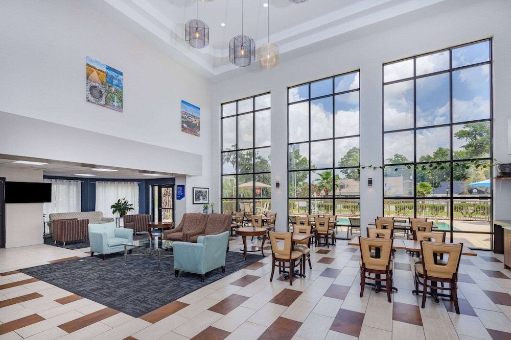 Days Inn & Suites by Wyndham Savannah Midtown 2