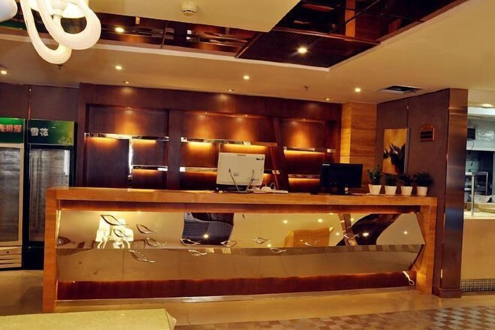 Yueyue Hotel (Zhengzhou Datong Road Railway Station East Plaza) 1
