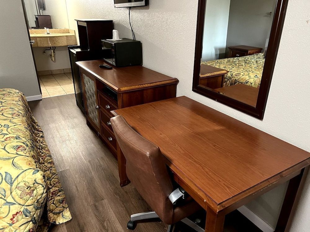 Budget Plaza Motel 2