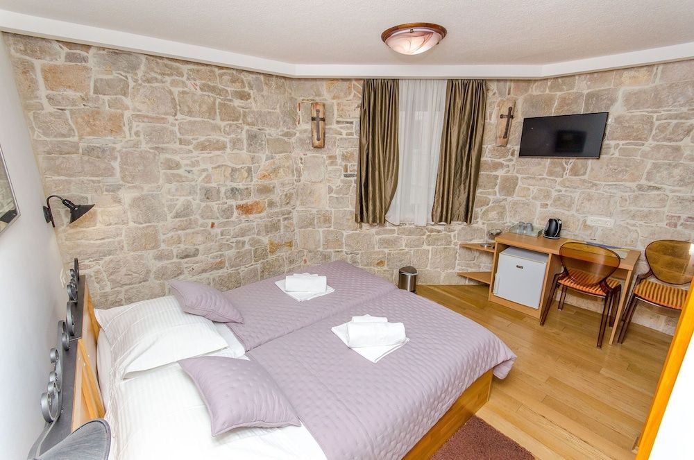 Apartment and Rooms Desideria 2
