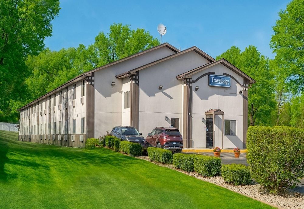 Travelodge by Wyndham Muskegon 1