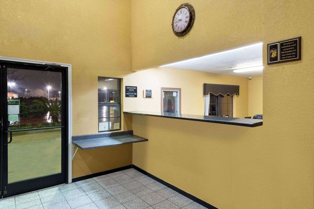 Super 8 by Wyndham San Antonio/Riverwalk Area 2