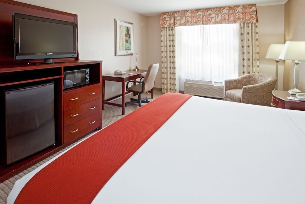 Holiday Inn Express & Suites COLLEGE STATION by IHG 1