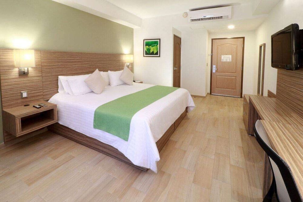 Wyndham Garden Monterrey Valle Real 1