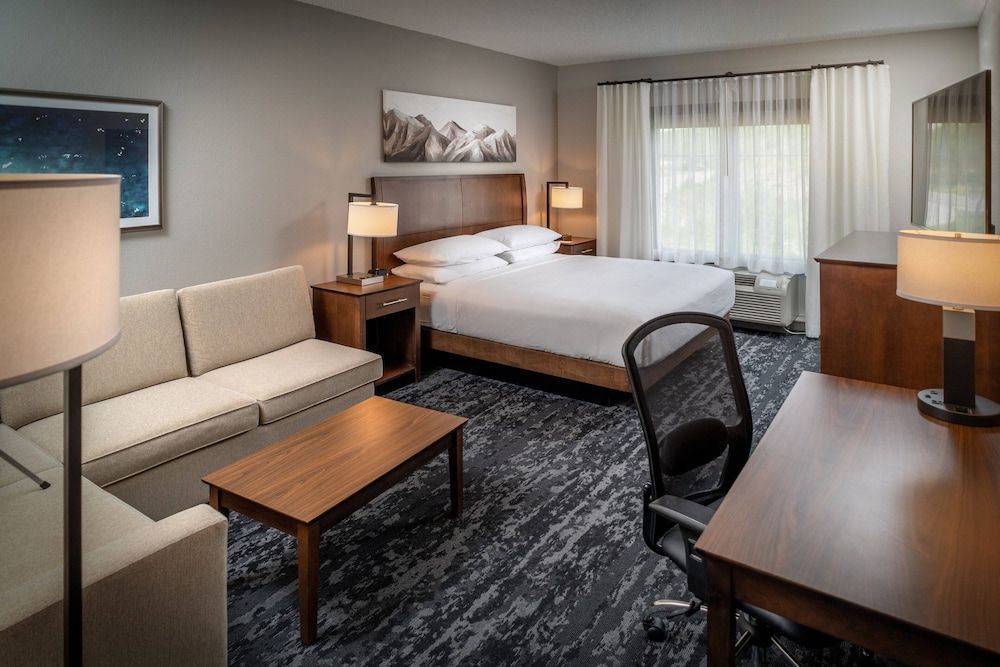Delta Hotels by Marriott Huntington Mall 1