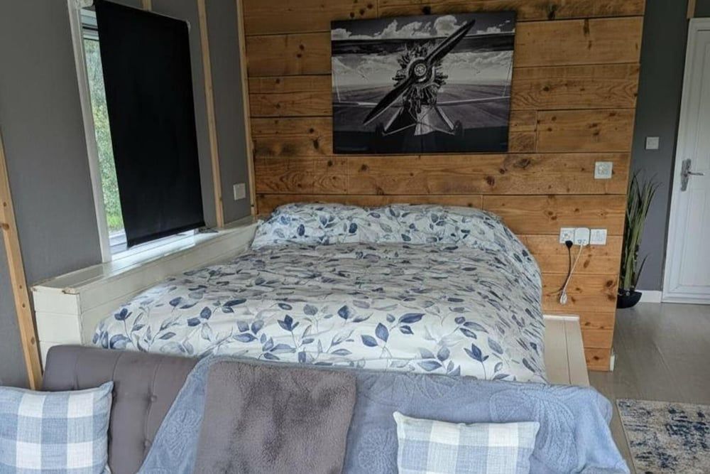 Tranquil Cabin Retreat- Sleeps 2, Parking 1