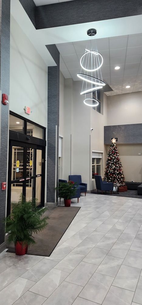 La Quinta Inn & Suites by Wyndham Lake George 2