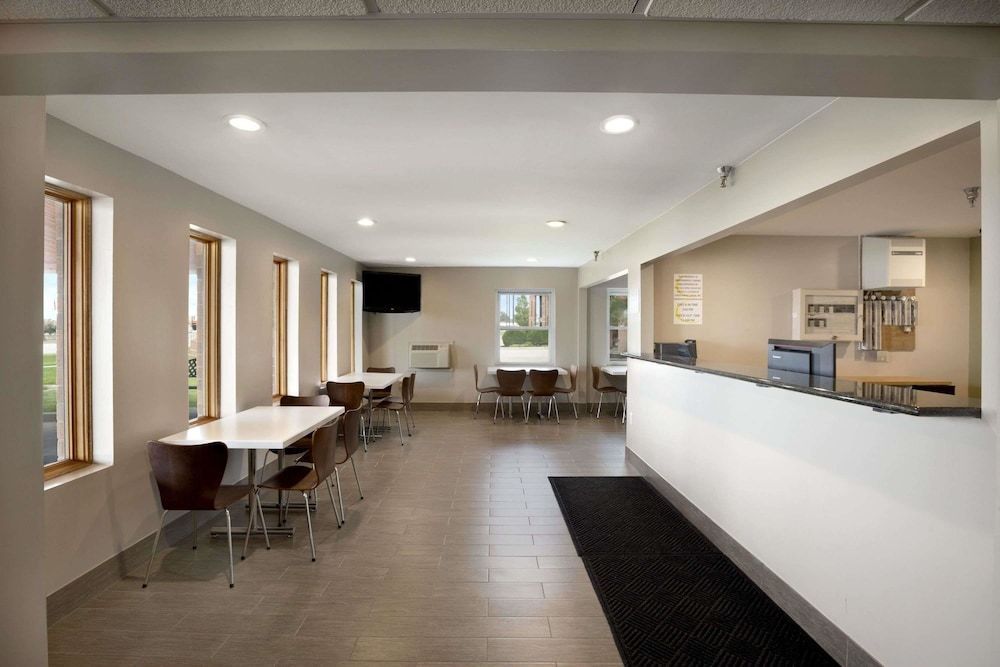 Super 8 by Wyndham Tuscola 2