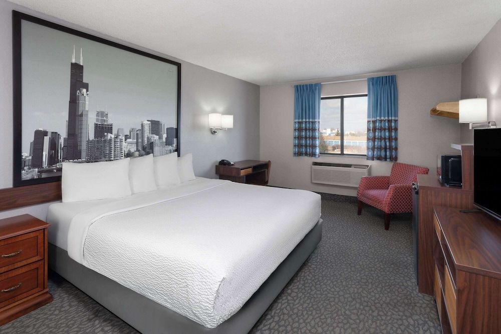 Super 8 by Wyndham Romeoville Bolingbrook 1